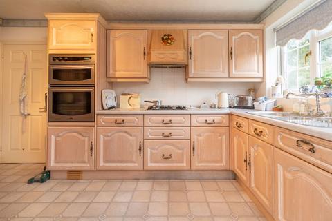 3 Overhill, Warlingham, CR6 9JR