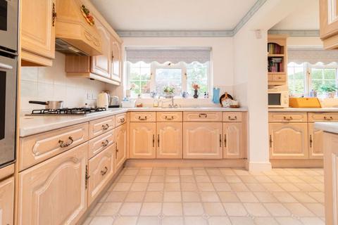 3 Overhill, Warlingham, CR6 9JR