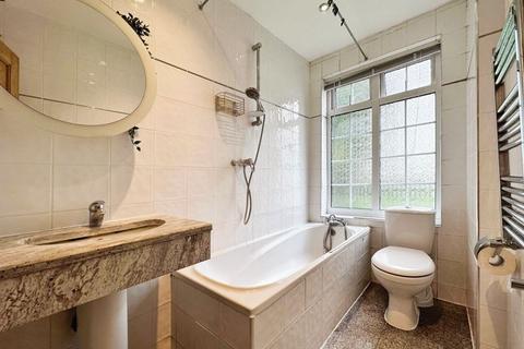 2 bedroom flat for sale, Hale Lane, London