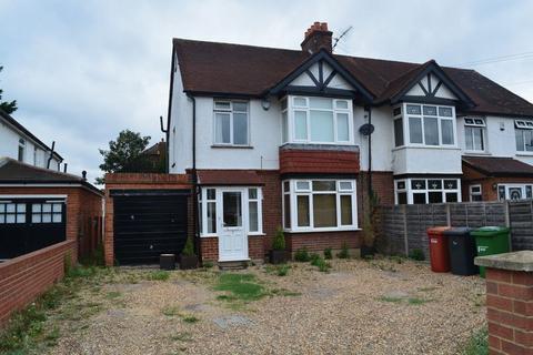 3 bedroom semi-detached house to rent, Middlegreen Road, Slough