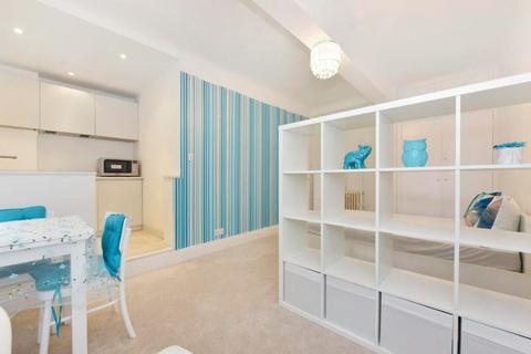 Studio to rent, Portman Square, Marylebone