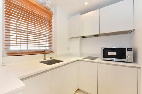 Studio to rent, Portman Square, Marylebone