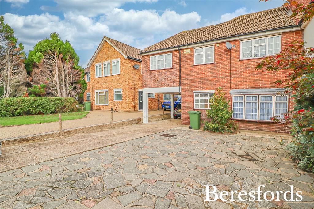 Avon Road, Upminster, RM14 4 bed semidetached house for sale £575,000