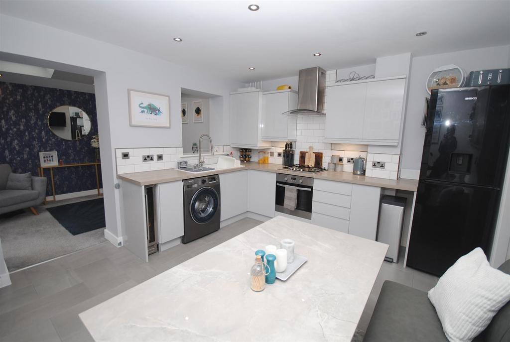 29southlandsclosekitchen2.JPG