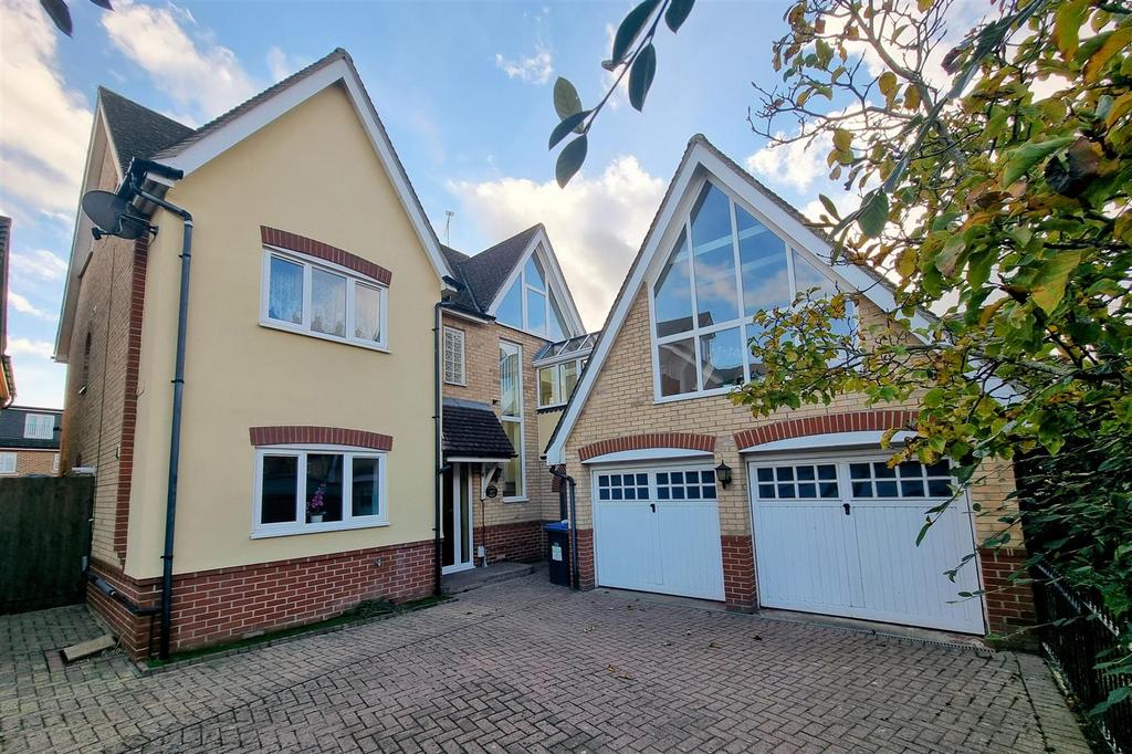 Davenport, Harlow CM17 5 bed detached house for sale £650,000