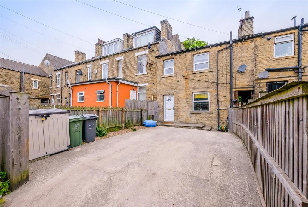 Bradford Road, Huddersfield, HD1 2 bed terraced house for sale £89,950