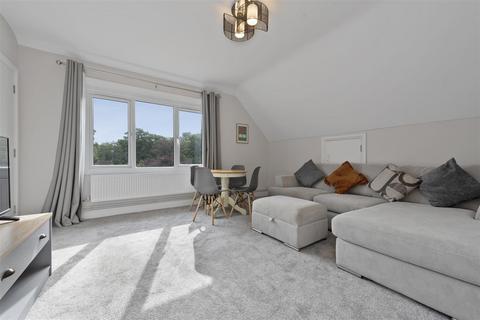 2 bedroom flat to rent, The Avenue, Ascot