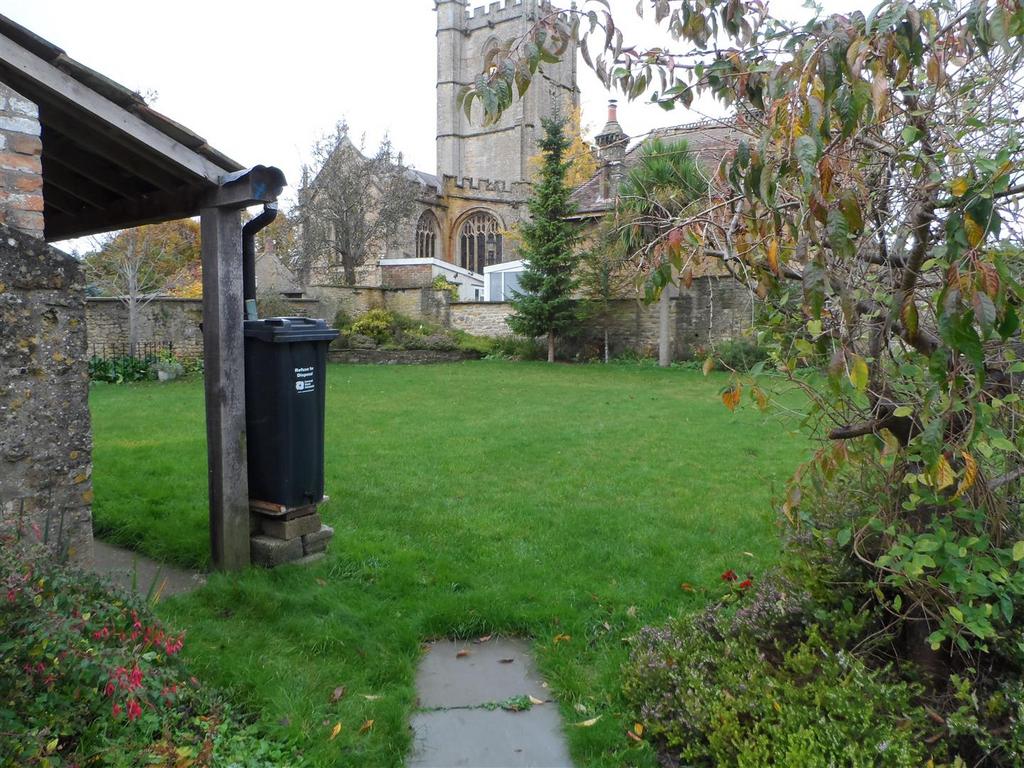 Abbey Street, Crewkerne 2 bed flat £650 pcm (£150 pw)