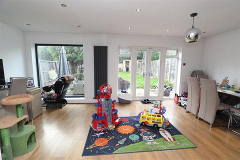 97 Hutton Drive, Hutton, Brentwood, CM13 2RP