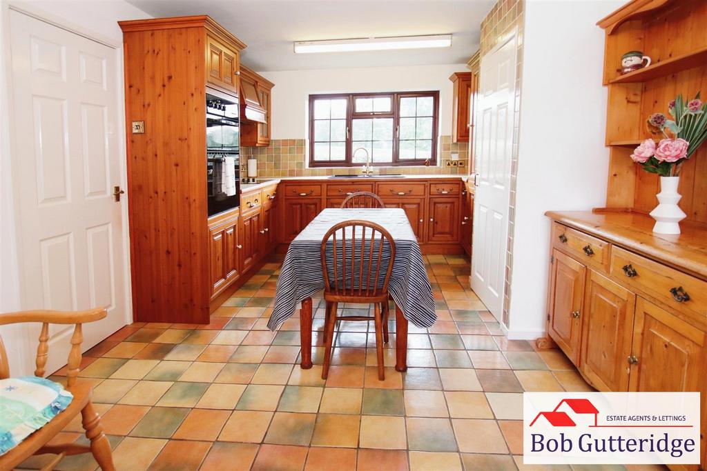 Fitted kitchen/dining room