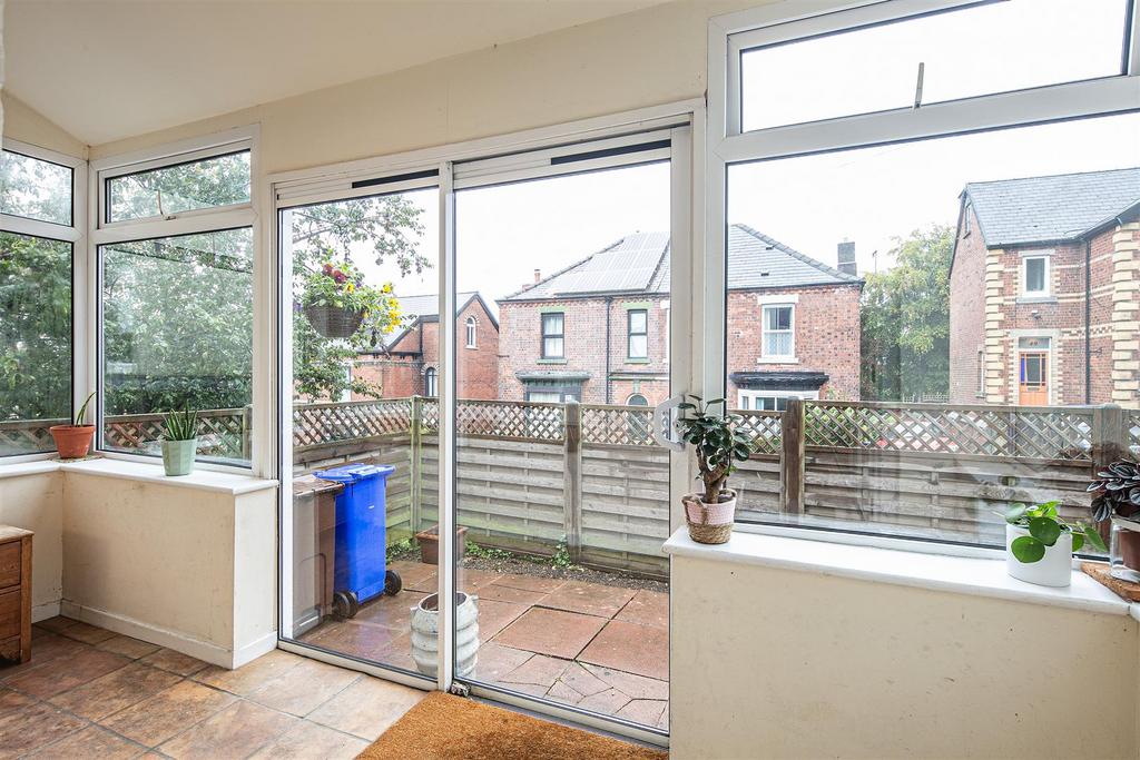 Entrance porch/lobby