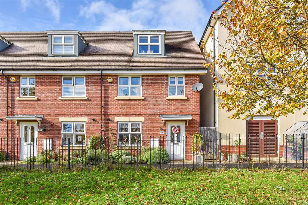 Arena Close, Andover 3 bed townhouse - £322,500
