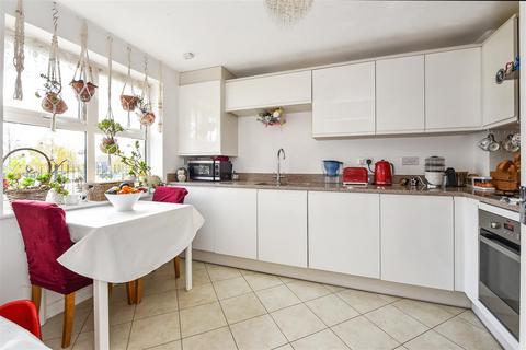 39 Arena Close, Andover, SP11 6YD