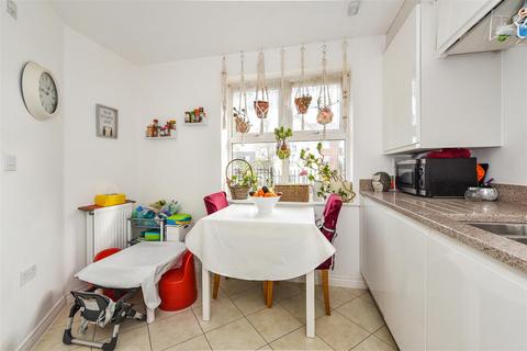 39 Arena Close, Andover, SP11 6YD