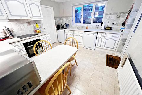 4 bedroom detached house for sale, Albatross Drive, Grimsby, N.E. Lincs, DN37 9PE