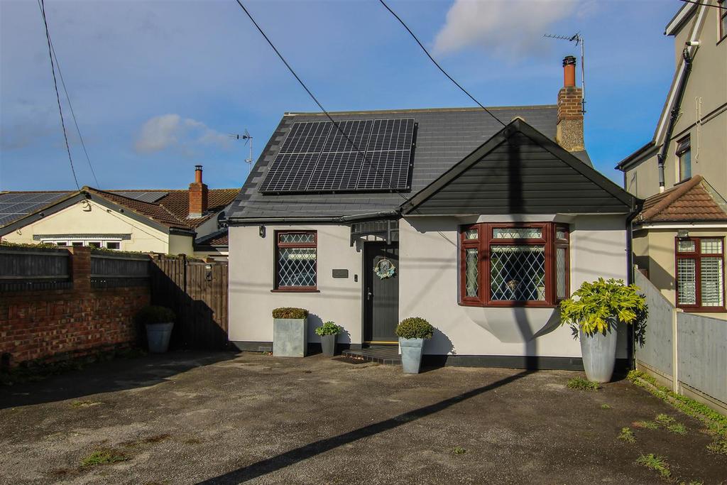 Rayleigh Road, Hutton, Brentwood 2 bed detached house for sale £700,000