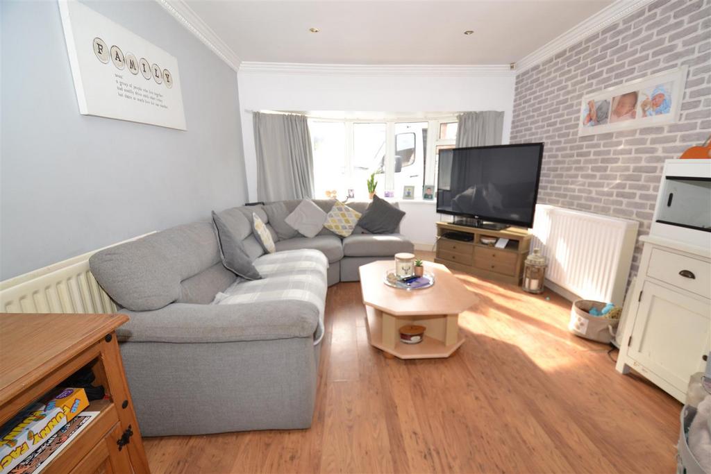 Mount Gardens, Cleckheaton 3 bed semidetached bungalow £199,950