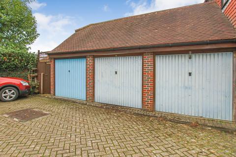 12 Engalee, East Grinstead, RH19 1FE