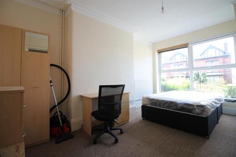 6 bedroom house to rent, Royal Park Avenue, Hyde Park, Leeds