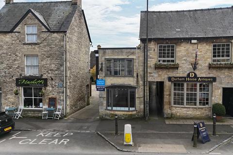 Retail property (high street) to rent, Stow-on-the-Wold