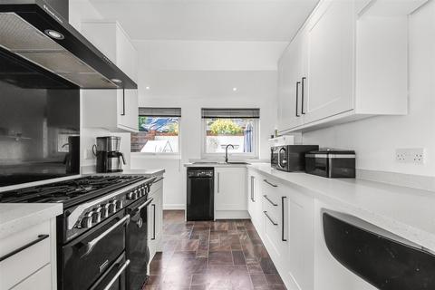 32 Hilltop Road, Whyteleafe, CR3 0DD