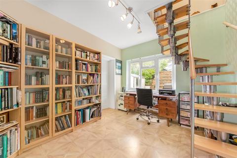 32 Hilltop Road, Whyteleafe, CR3 0DD