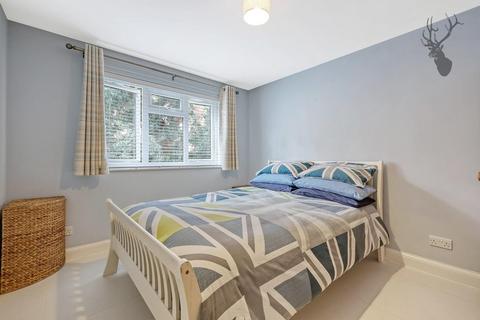 4 Brierly Gardens, London, E2 0TE