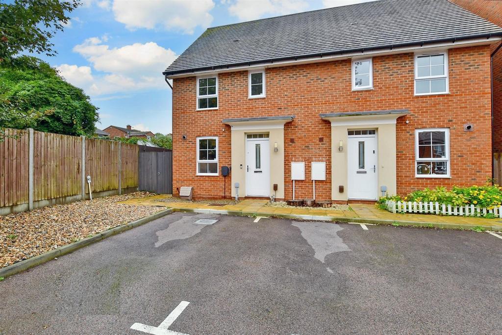 Heron Place, Allington, Maidstone, Kent 3 bed semidetached house for