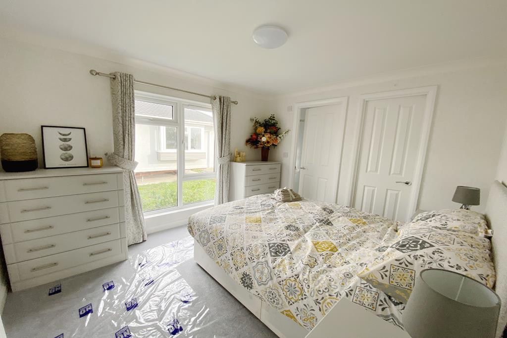 2 Bedroom Park Home approx 36\&#39; x 20\&#39; Stately...