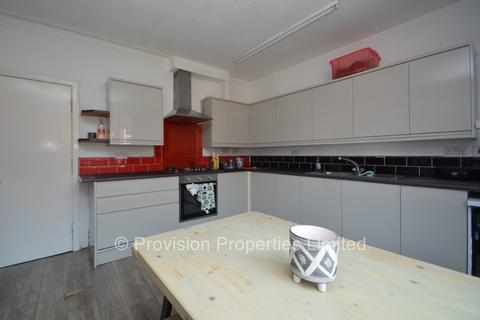 8 bedroom terraced house to rent, Manor Drive, Hyde Park LS6