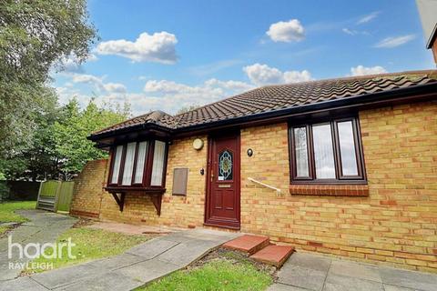 2 bedroom bungalow to rent, Oakwood Grove, Wickford Avenue, Basildon