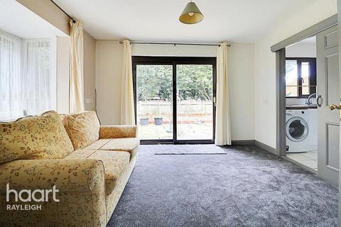 2 bedroom bungalow to rent, Oakwood Grove, Wickford Avenue, Basildon