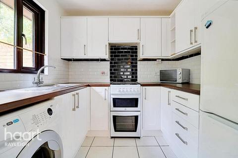 2 bedroom bungalow to rent, Oakwood Grove, Wickford Avenue, Basildon