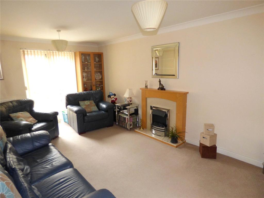 Manor Park Road, Cleckheaton, BD19 4 bed detached house £240,000