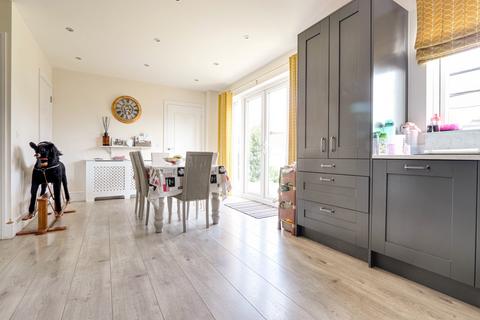 8 Runcie Crescent, Basingstoke, RG23 8BW
