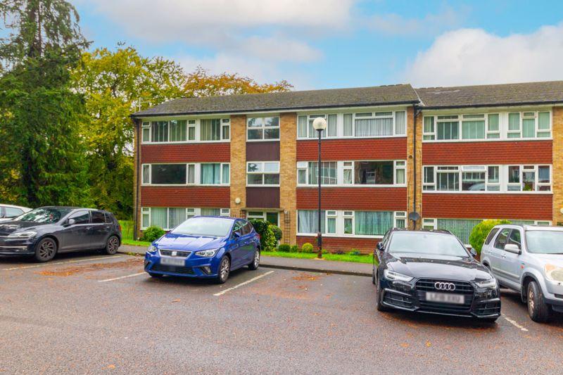 Harestone Hill, Caterham 3 bed apartment for sale £325,000