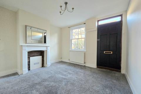 3 bedroom terraced house to rent, Rack Close Road, Alton