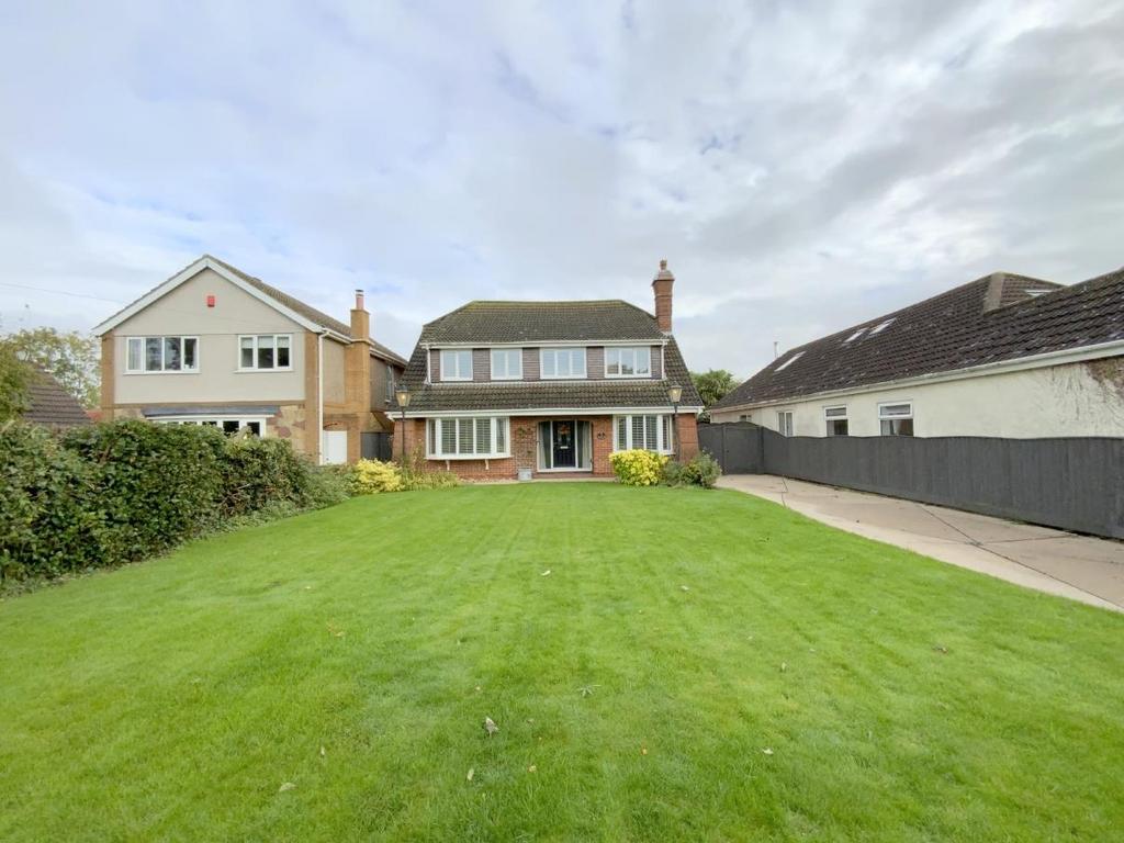 Tetney Lane, Holton Le Clay 5 bed detached house for sale £575,000