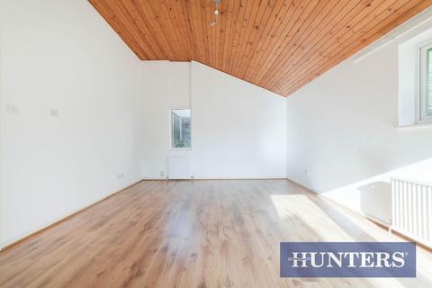 28 Grafton Park Road, Worcester Park, KT4 7HS