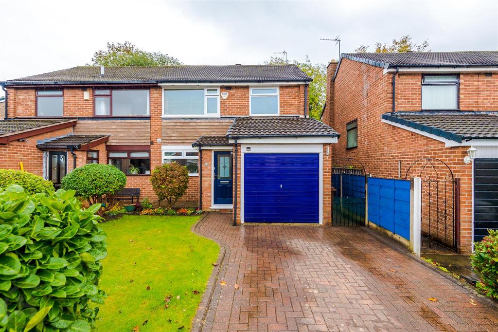 Dee Road, Astley, Manchester 3 bed semidetached house for sale £240,000