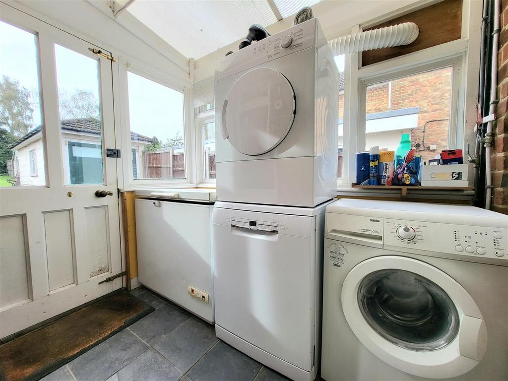 Utility lean to