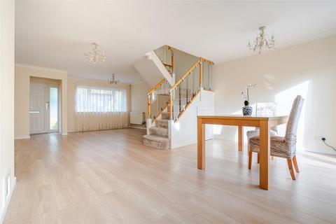 3 bedroom semi-detached house to rent, Elliott Rise, Ascot