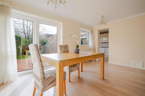 3 bedroom semi-detached house to rent, Elliott Rise, Ascot