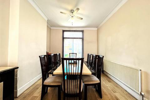 6 bedroom end of terrace house for sale, Blythswood Road, Ilford