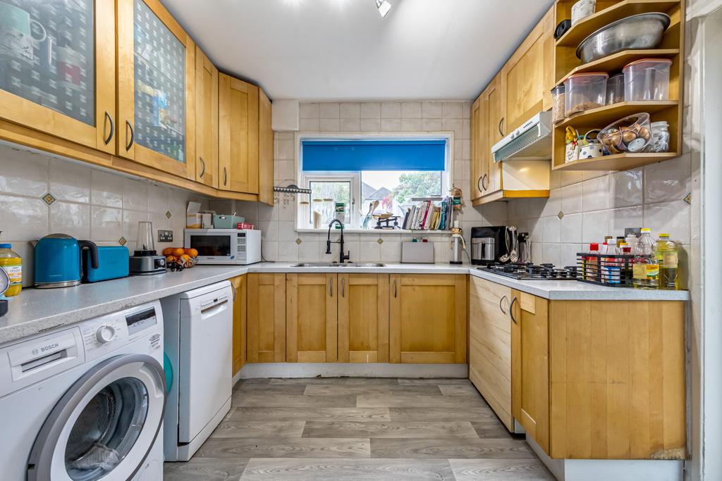 Harcourt Avenue, Edgware HA8 3 bed house for sale £599,950