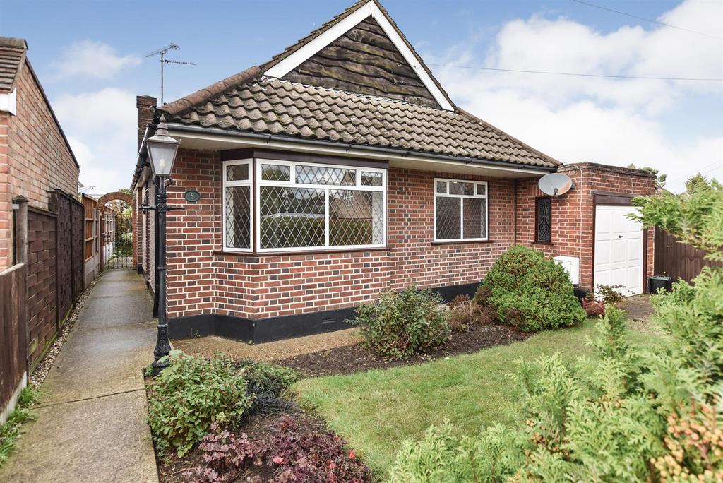 Princes Avenue, Benfleet 2 bed detached bungalow for sale £400,000
