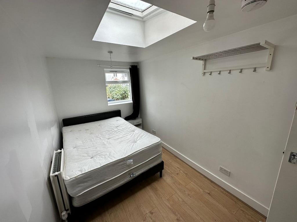 Room Currey Road Greenford 1 bed in a house share £750 pcm (£173 pw)