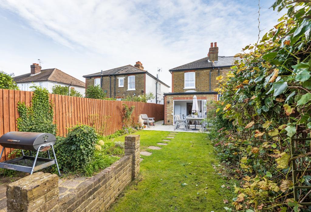 Old Charlton Road, Shepperton, Surrey 3 bed semidetached house for