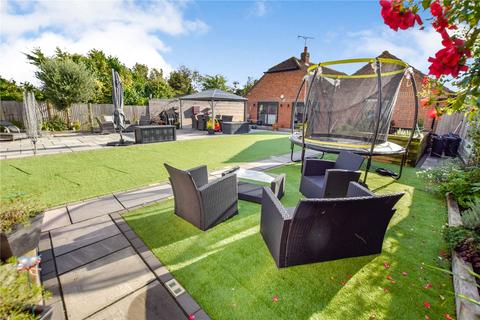 13a Campbell Close, Romford, RM1 4SA