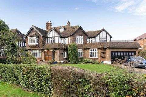4 bedroom detached house for sale - Canons Drive, Edgware